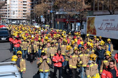 Manifestació de bombers a l'avinguda d'Aragó de Lleida (Foto: ACN)