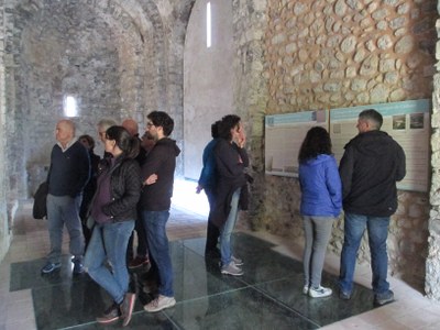 Visitants llegint els plafons de l'interior de l'església de Sant Serni de Cabó (Foto: Associació Amics de la Vall de Caboet)