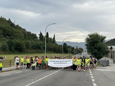 Tall a la carretera N-260 a Castellciutat per exigir el pas de vianants (Foto: RàdioSeu)