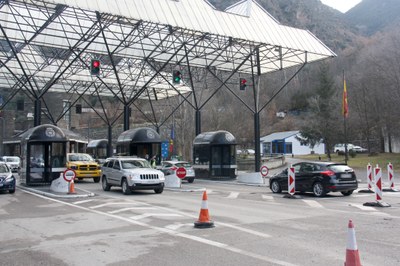 Trànsit al punt fronterer del riu Runer, aquest dilluns (Foto: ACN)