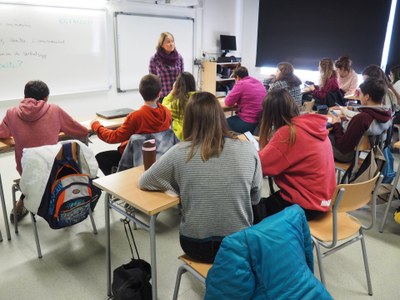 Els alumnes de l'Institut La Valira de la Seu, amb els seus mòbils, durant el concurs Whatsapp Relats