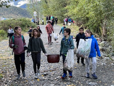 Infants del Pallars Sobirà participen en la retirada de deixalles a Sort (Foto: ACN)