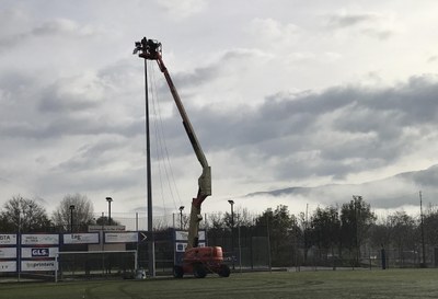 Treballs de millora de l'enllumenat del camp de futbol Emili Vicente de la Seu d'Urgell (Foto: Ajuntament de la Seu d'Urgell)