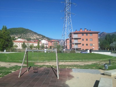 Una torre elèctrica al nucli urbà de la Pobla de Segur (Foto: ACN / arxiu)