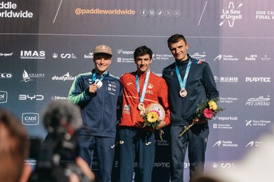 Miquel Travé, amb Ziga Lin Hocevar i Nicolas Gestin, al podi de la final de C1 de la Copa del Món d'eslàlom 2026 (Foto: Marc Etxaniz)