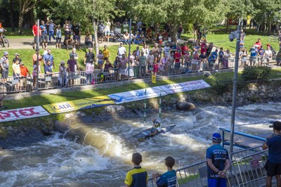 Públic al Parc Olímpic del Segre en el transcurs de les finals de la Copa del Món de Canoa Eslàlom (Foto: Agustí Cucurulls)
