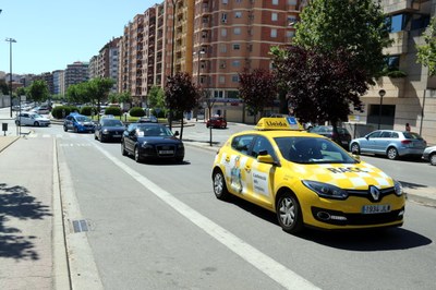 Marxa lenta de vehicles de les autoescoles a Lleida (Foto: ACN)