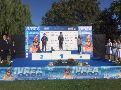 Mònica Doria, al podi de caiac extren femení dels Mundials U23 d'eslàlom, a Ivrea (Imatge: ICF)