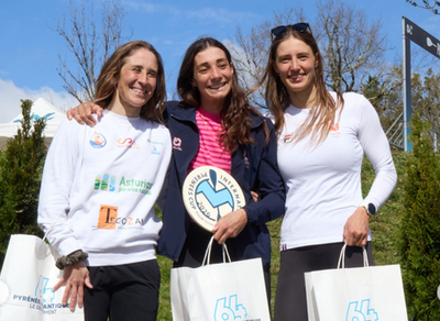 Mònica Doria, amb Núria Vilarrubla i Lena Teunissen, al podi final de C1F de la Copa Pirineus 2026 (Foto: Pau Canoe)