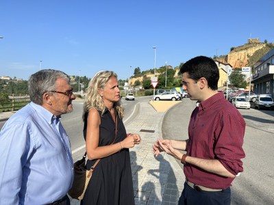 Montse Mínguez, amb Joan Barrera i Àngel Ros, al peu de la carretera N-260 a l'entrada de la Seu d'Urgell