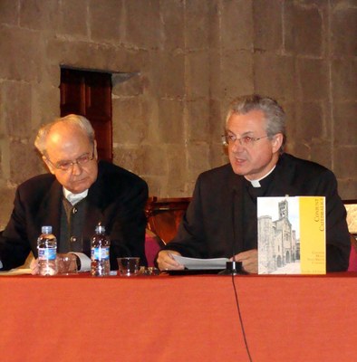 Mossèn Antoni Cagigós, amb Joan-Enric Vives, a la presentació del llibre 'Conjunt Catedralici', l'any 2009 (Foto: RàdioSeu / arxiu)