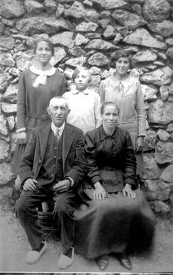 La família de Cal Tamastim de Cornellana, a l'inici de la dècada de 1930. Al centre, Càndida Majoral (Foto: Arxiu Cal Peret)