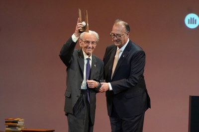 Pere Lluís Font, amb Xavier Antich, en l'acte de lliurament del Premi d'Honor de les Lletres Catalanes 2025 (Foto: Òmnium)