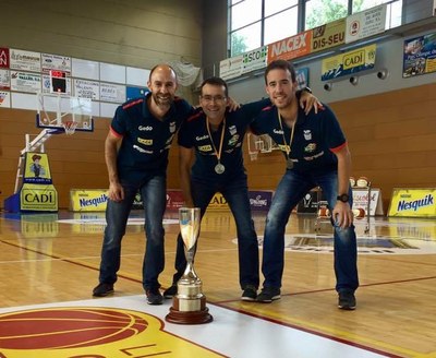 Joan Carles Pié, amb Xevi Calm i Bernat Canut, després de guanyar la Lliga Catalana 2016 (Foto: X. Calm)