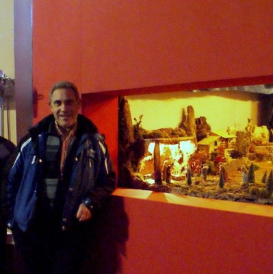 Joan Ribó, amb el seu pessebre monumental, a l'església de Sant Feliu de Castellciutat (Foto: arxiu)