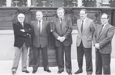 Josep Moliner (segon per l'esquerra), al Parlament de Catalunya acompanyat d'altres diputats de la legislatura 1984-1988 (Foto: arxiu Regió7/Joan Esteve)