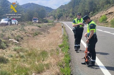 Agents de trànsit a l'indret de l'N-230 on aquest dissabte hi ha hagut un accident mortal (Foto: Guàrdia Civil)