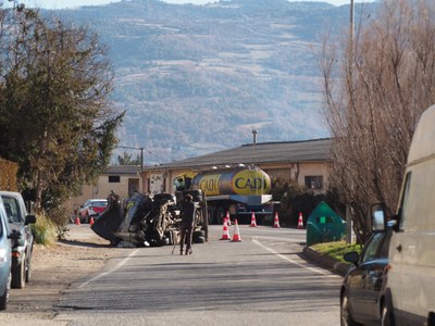 Imatge del xoc entre dos camions, que ha causat una víctima mortal i un ferit greu, aquest dimecres a l'N-260 a la Seu d'Urgell (Foto: RàdioSeu)