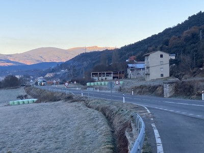 La carretera N-260 a l'entrada est de la Seu d'Urgell, tallada al trànsit aquest matí per un accident mortal de trànsit (Foto: RàdioSeu)