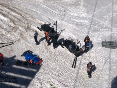 Moment en què els professionals sanitaris del sector de Soldeu de Grandvalira assisteixen l'esquiador (Foto: ANA)