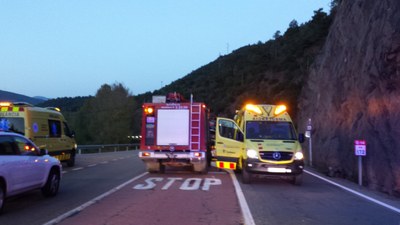 Accident a la C-14, a Ribera d'Urgellet (Foto: Bombers d'Organyà)