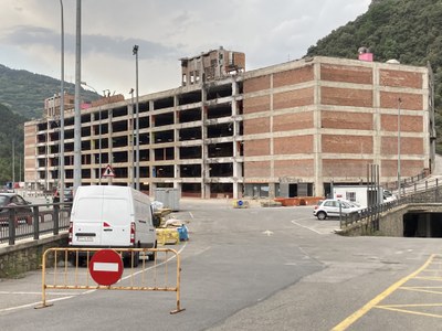 L'edifici de l'antic centre comercial Punt de Trobada, actualment en obres