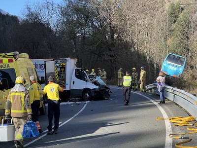 Intervenció de Mossos, Bombers i SEM a l'accident mortal d'aquest dimarts a la Guingueta d'Àneu (Foto: ACN)