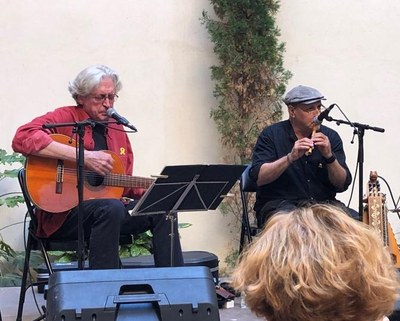 Jordi Fàbregas, a l'esquerra, en un concert a la Seu (Foto: Escola Folk del Pirineu)