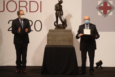 Mossèn Benigne Marquès rep la Creu de Sant Jordi (Foto: Bisbat d'Urgell)