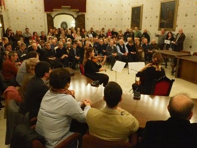 Acte de lliurament del títol de Fill Adoptiu a mossèn Parés