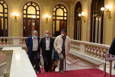Representants polítics de l'Alt Pirineu i Aran entren al Parlament per lliurar el manifest del Port del Cantó (Foto: F. Viaplana)