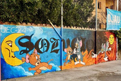 Mural contra l'assetjament escolar al pati del Centre Cívic l'Escorxador (Foto: UEC La Seu)