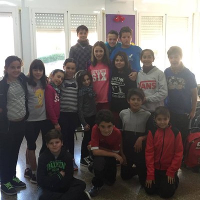Nadia Nerea, amb els companys d'escola a Organyà