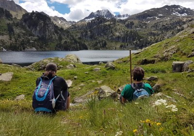 Imatge de dos excursionistes al llac de Colomers, al municipi de Naut Aran (Foto: ACN)