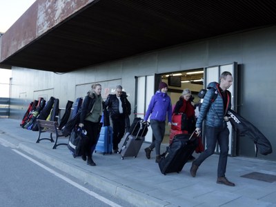 Esquiadors a l'Aeroport de Lleida-Alguaire (ACN/arxiu)