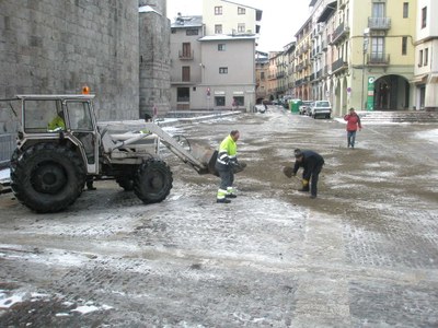 Neteja de neu a la plaça dels Oms