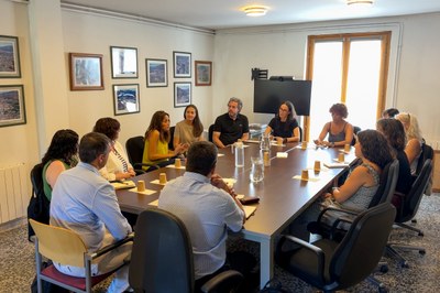 Moment de la reunió de la consellera amb la comunitat educativa a l'ajuntament de Bellver de Cerdanya (Foto: ACN/Marc Codinas)