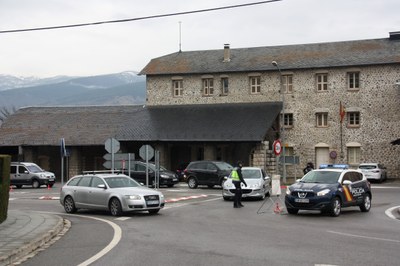 Control policial a l'antiga duana de Puigcerdà (Foto: ACN)