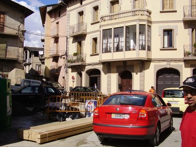 Vehicles desviant-se per dins de Castellciutat