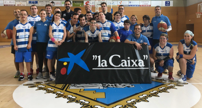 Els jugadors del Sedis Airam, amb representants de La Caixa