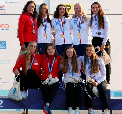 Anna Simona, al podi de la competició de patrulles K1 de l'Europeu júnior (Foto: ECA)