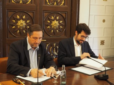 Pelegrí i Batalla en la signatura de la cessió de l'edifici de l'antiga duana
