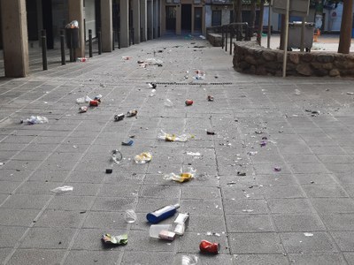 Aspecte de la plaça del Carme després del botellot 