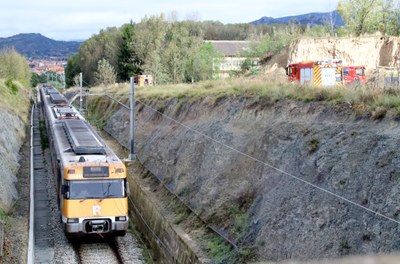 Un tren de la línia de Puigcerdà (R3), aturat entre Manlleu i Torelló per un incendi a la catenària (Foto: ACN)