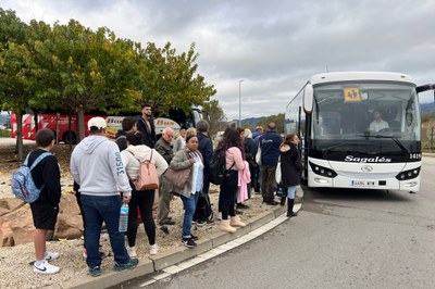 Usuaris de la línia R3 esperen per pujar al servei alternatiu de bus (Foto: ACN)