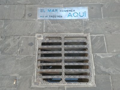 Embornal amb la placa de la campanya 'El carrer no és un cendrer'