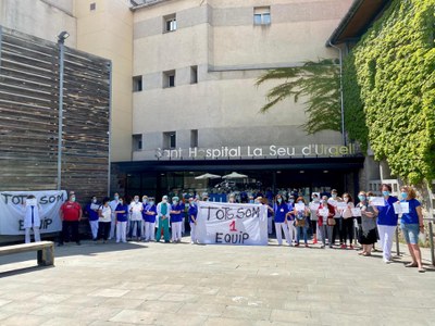 Nova concentració de personal sanitari davant del Sant Hospital