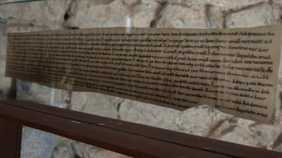 El facsímil dels Greuges de Guitard Isarn, a l'església de Sant Serni de Cabó (Foto: Víctor Merencio)