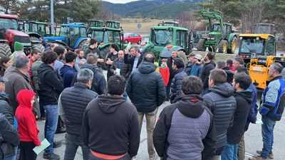Concentració de pagesos de la Cerdanya a l'àrea de servei del Túnel del Cadí (Foto: ACN)