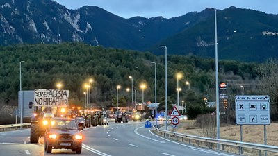 Inici de la marxa lenta de tractors des de l'àrea del Túnel del Cadí, aquest divendres (Foto: ACN)
